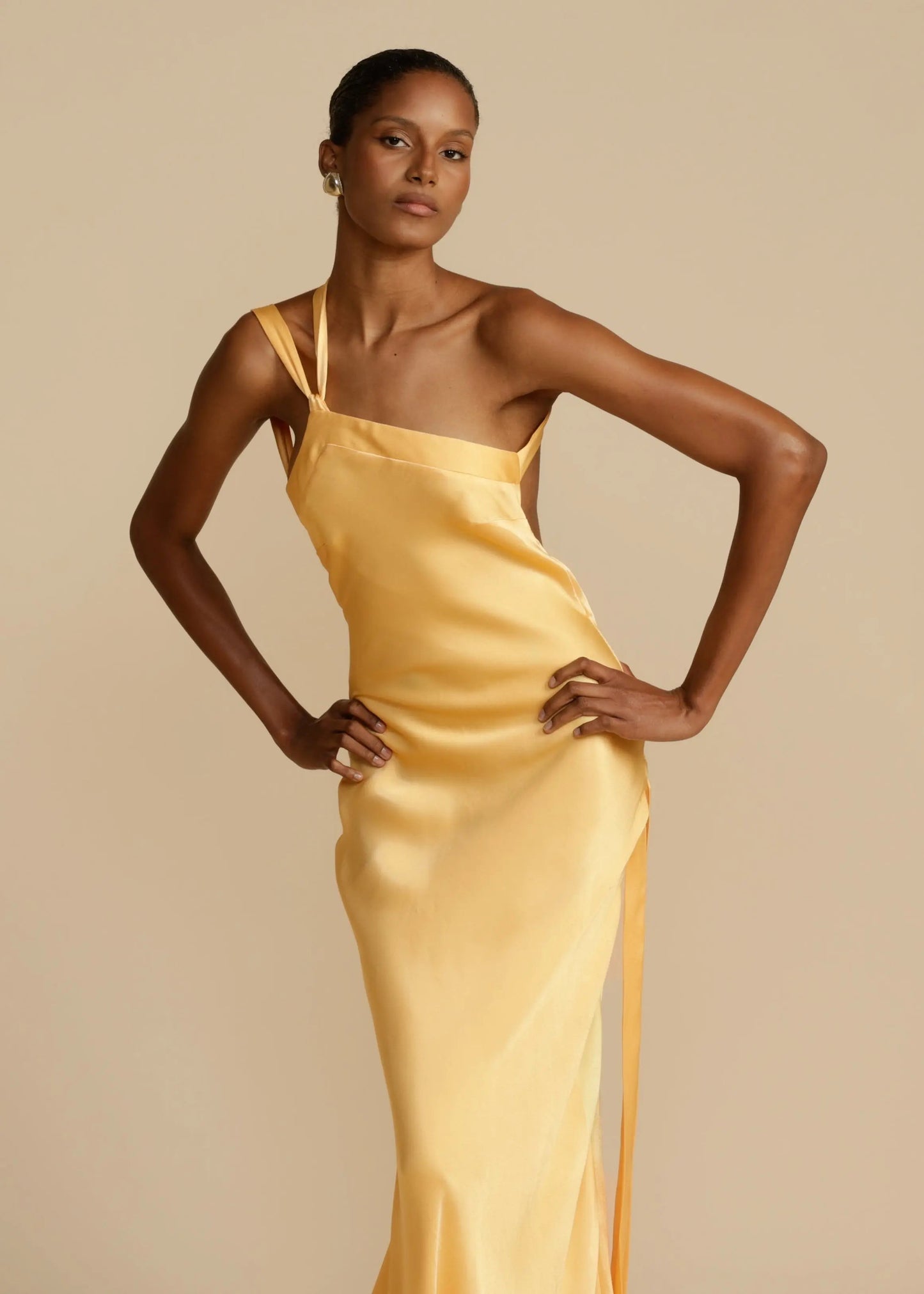 Amelia | Elegantes Maxikleid aus Satin mit asymmetrischen Trägern für Damen