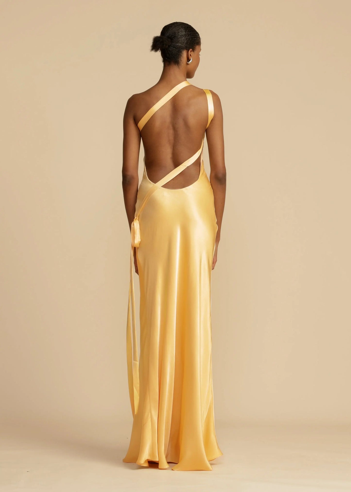 Amelia | Elegantes Maxikleid aus Satin mit asymmetrischen Trägern für Damen