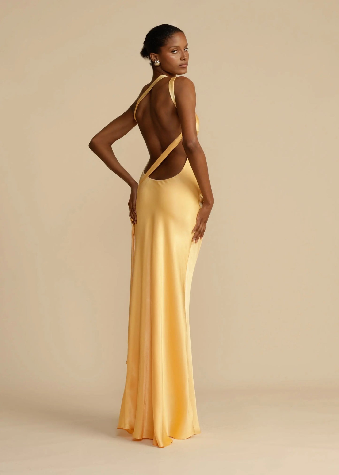 Amelia | Elegantes Maxikleid aus Satin mit asymmetrischen Trägern für Damen